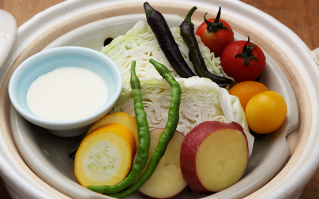 土鍋で蒸したお野菜たちは、甘くて滋味深い味